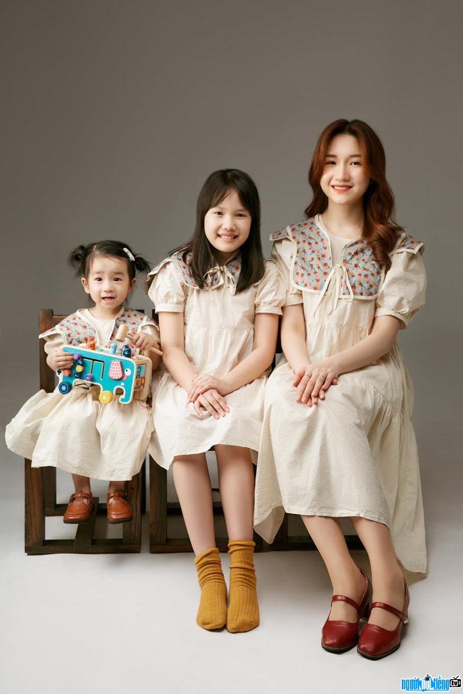 Hình ảnh Youtuber Phan Nữ Uyên Nhi bên hai cô con gái yêu