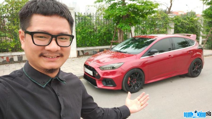 Youtuber Duong De's picture showing off his new car
