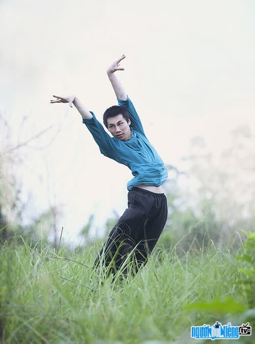 Minh Xinh bending in soft movements