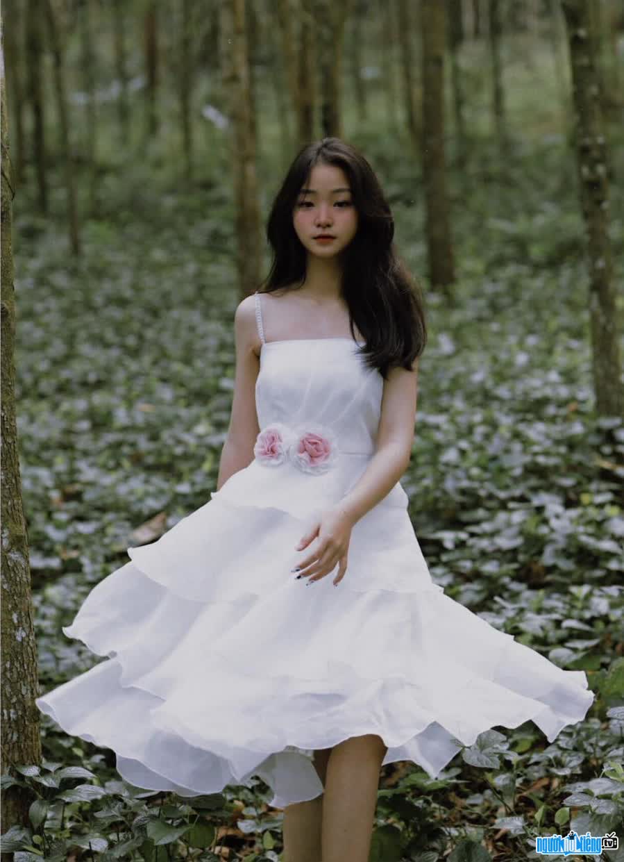 Nguyen Khanh Chau with feminine tenderness