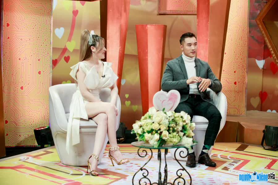 Image of fitness trainer Lo Quang Thai and his wife on television