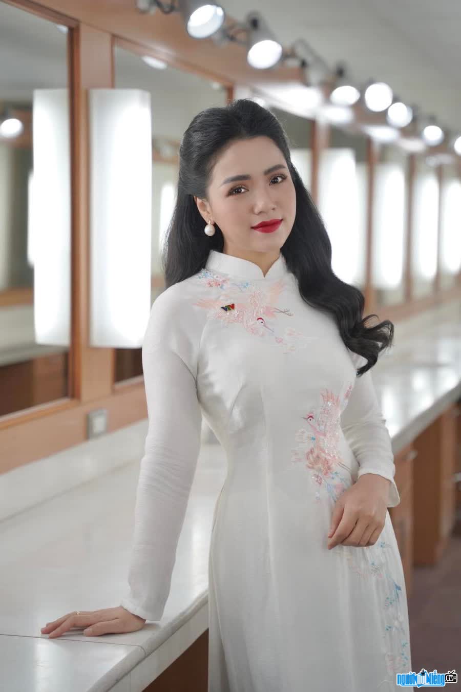Picture of MC Dong Thu is beautiful and gentle with ao dai