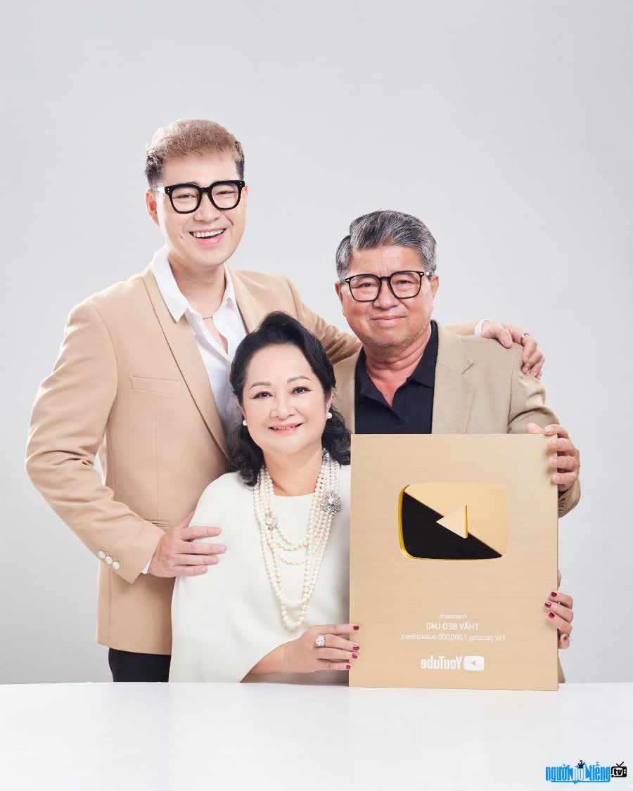 Hình ảnh Tiktoker Thầy Beo U40 cùng bố bố mẹ ăn mừng nút vàng Youtube