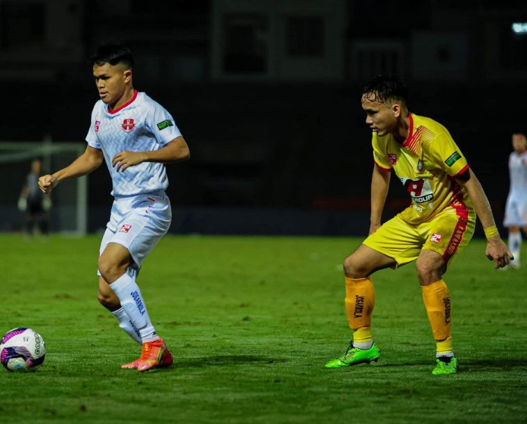 Picture of player Dung Quang Nho in the colors of Hai Phong club