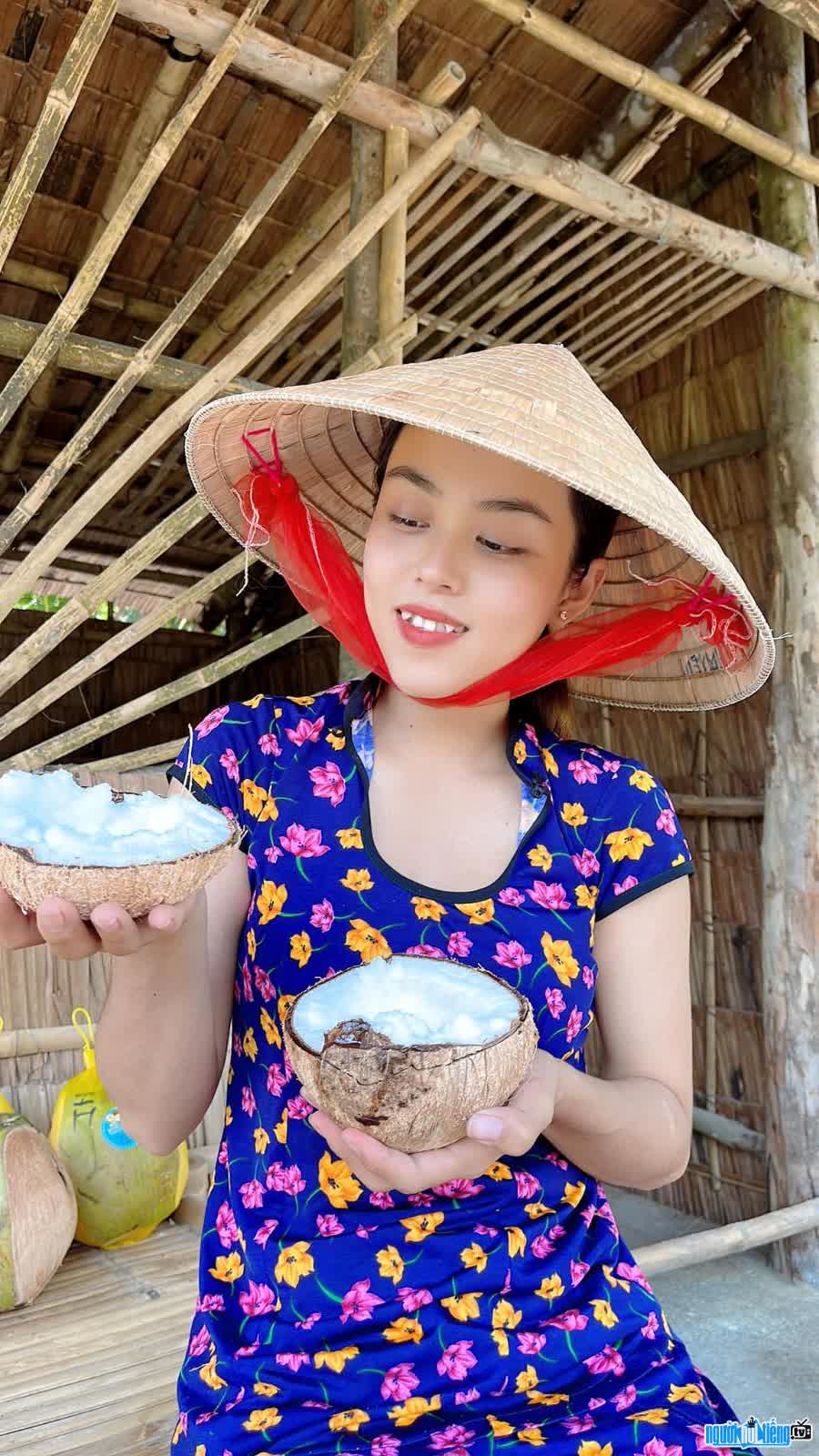 Huyen Phi stands out with the image of wearing a military uniform with a conical hat