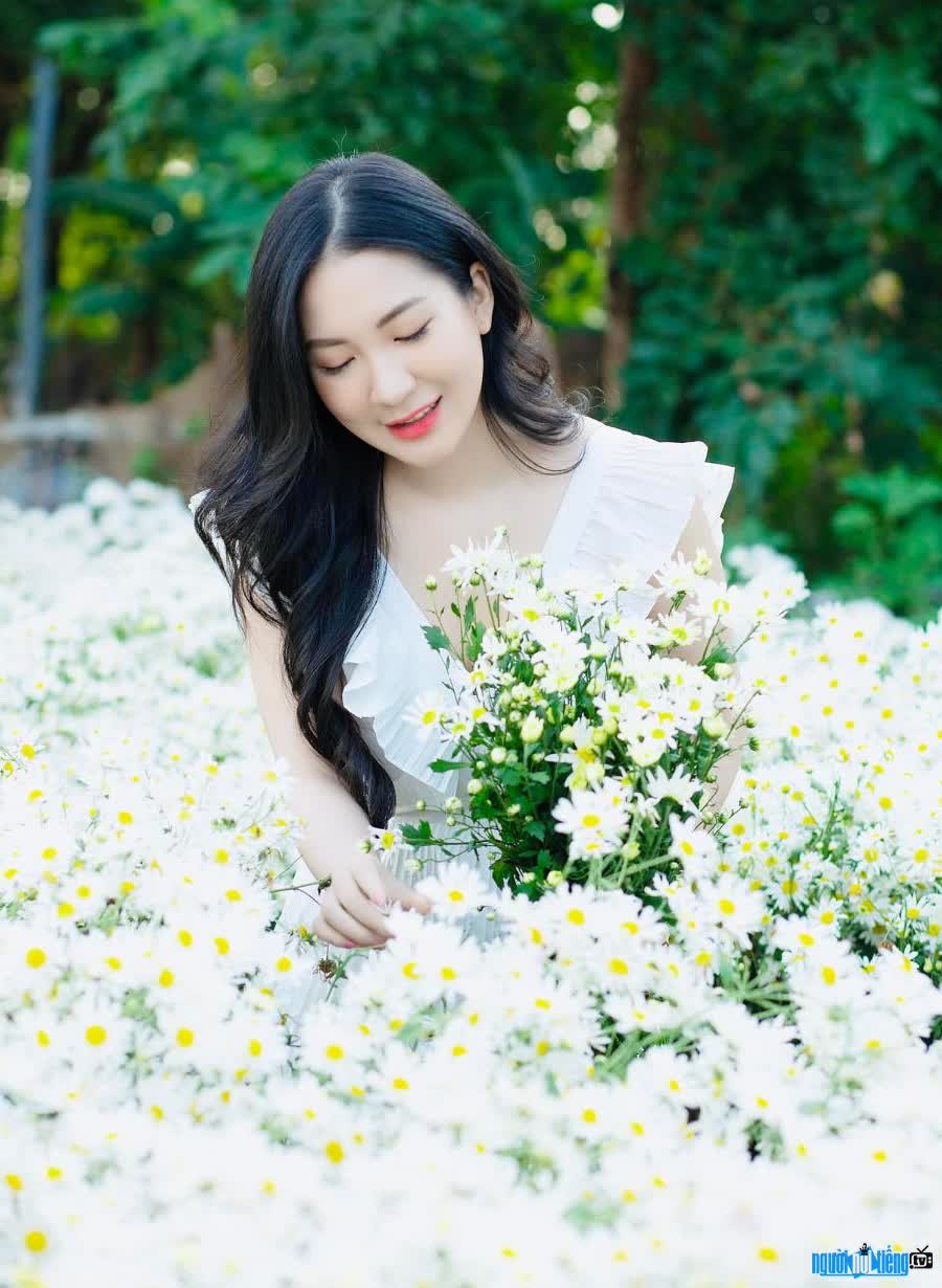 Hình ảnh người đẹp Ngô Cẩm Vân đẹp rực rỡ giữa rừng hoa