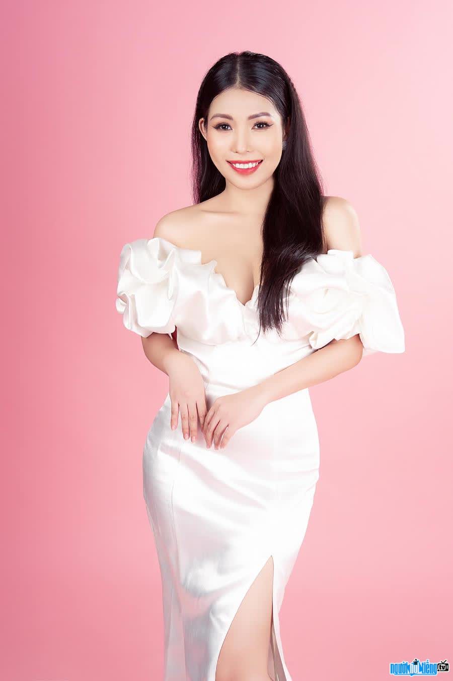 Huyen Mi possesses a gentle beauty