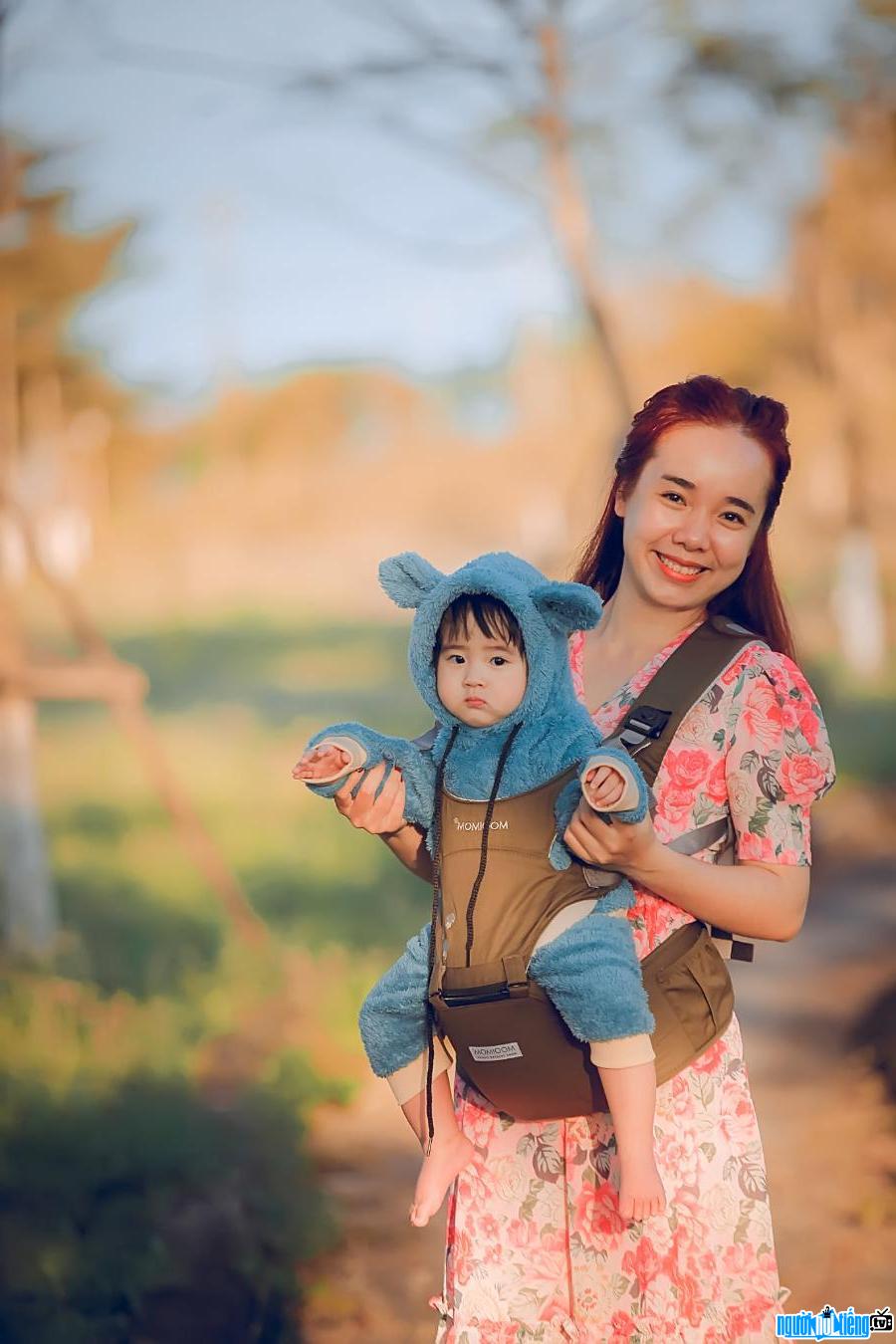  Lovely moments of Hoang Thi and her daughter