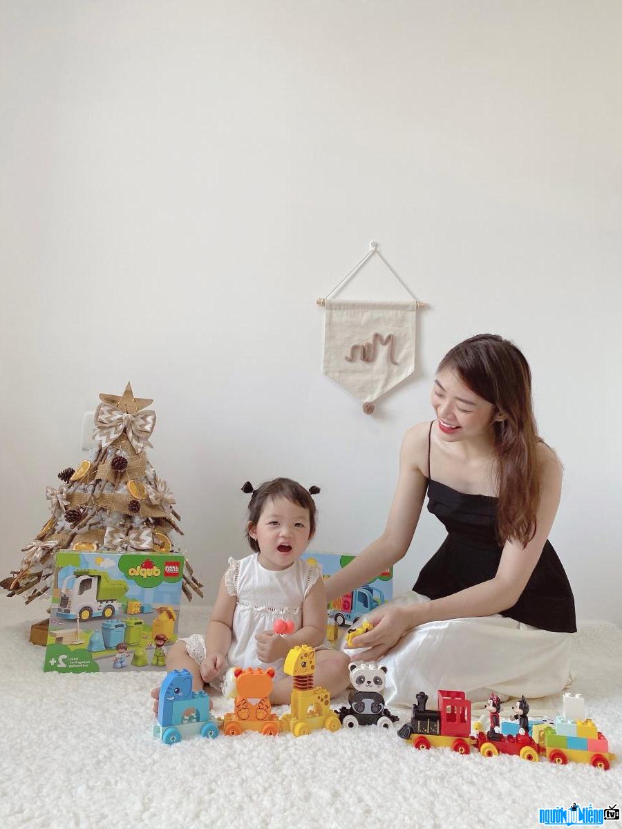  Busy Thuong Pham always takes time to take care of her family and young daughter