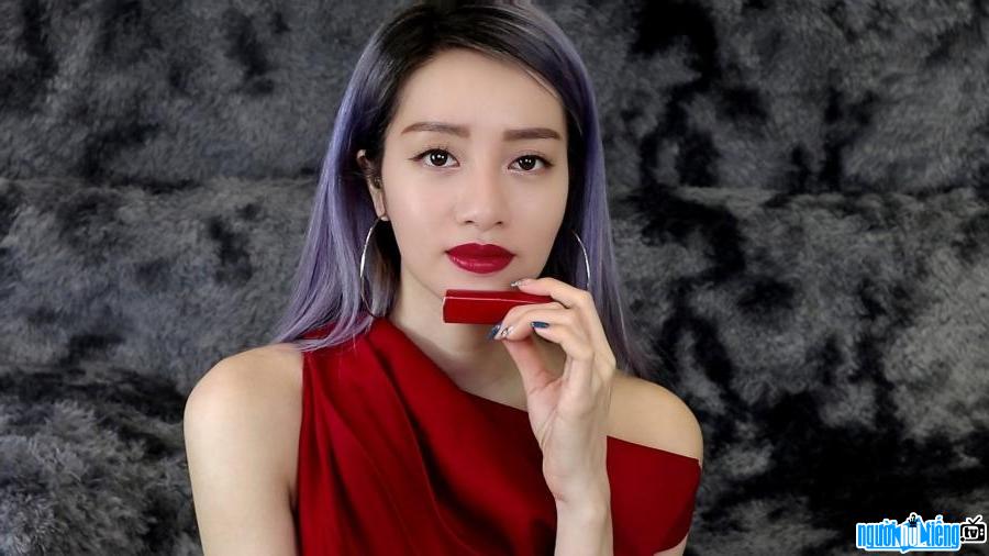 Beauty Blogger Tracy Trinh is a famous person in the Vietnamese beauty village