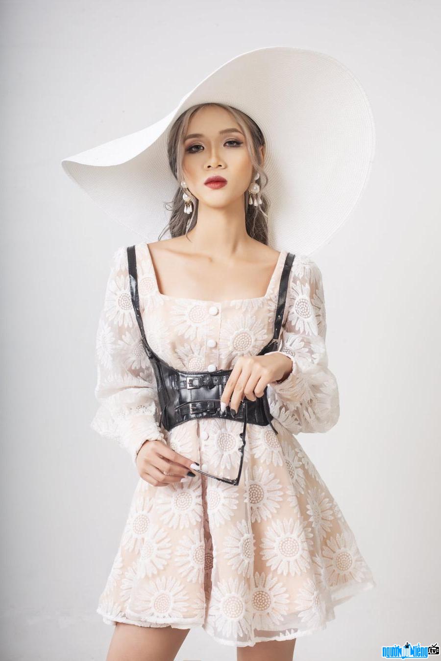  Hoai Ngoc has the ability to transform a variety of styles