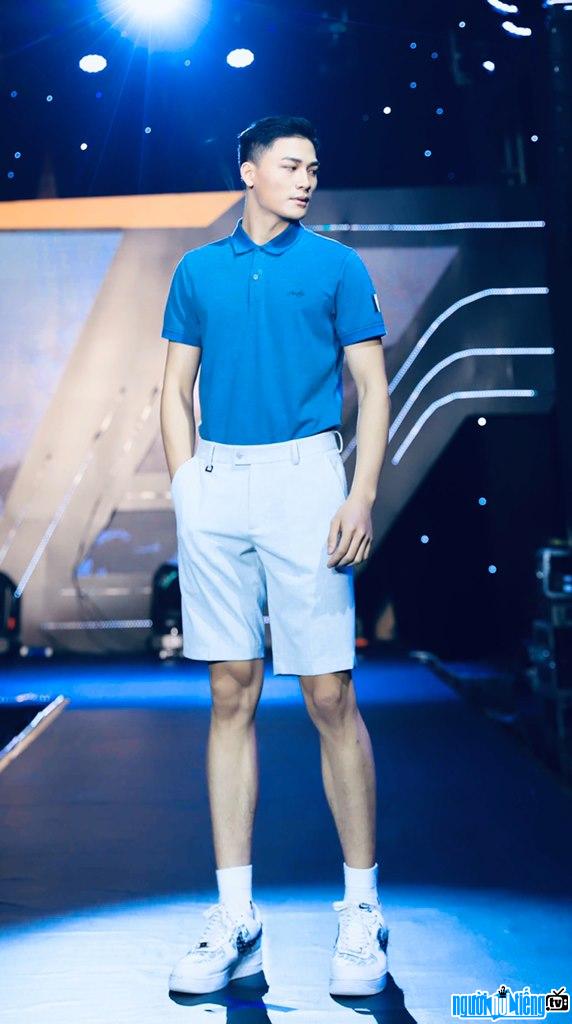 Model Quang Thuận trên sàn Catwalk