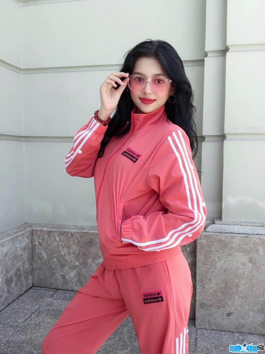 Hình ảnh người mẫu ảnh Sơn Thị Thu Hà năng động với trang phục thể thao