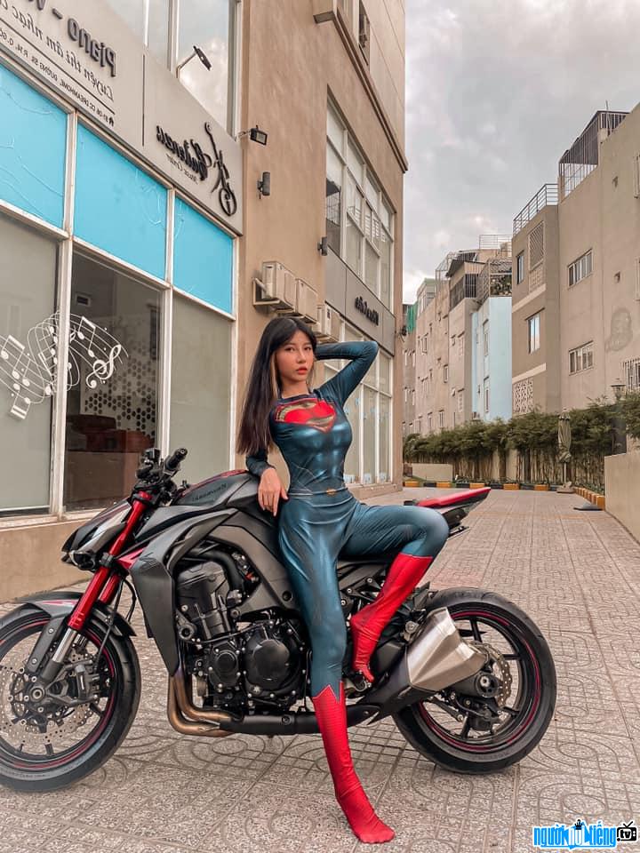Thu Trang pose dáng quyến rũ bên moto PKL