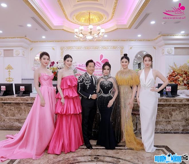 Photo of businesswoman and couple Phan Thi Mai with a beautiful set of beauty queens