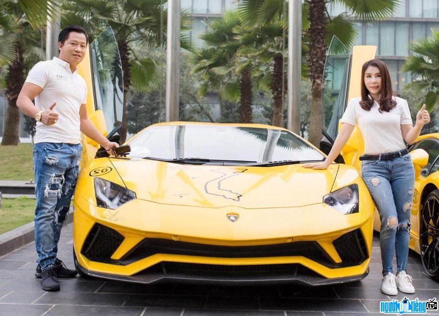 Hình ảnh doanh nhân Hoàng Kim Khánh và vợ bên siêu xe