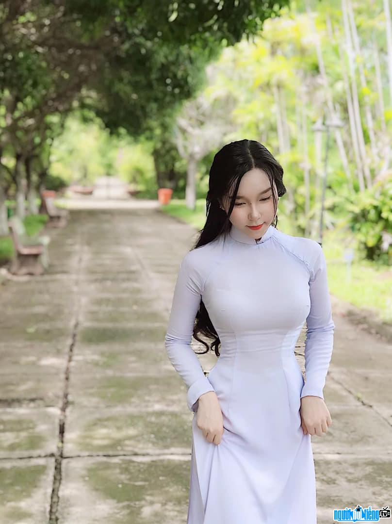  Wearing a discreet ao dai Dan Tran can still show off her perfect body