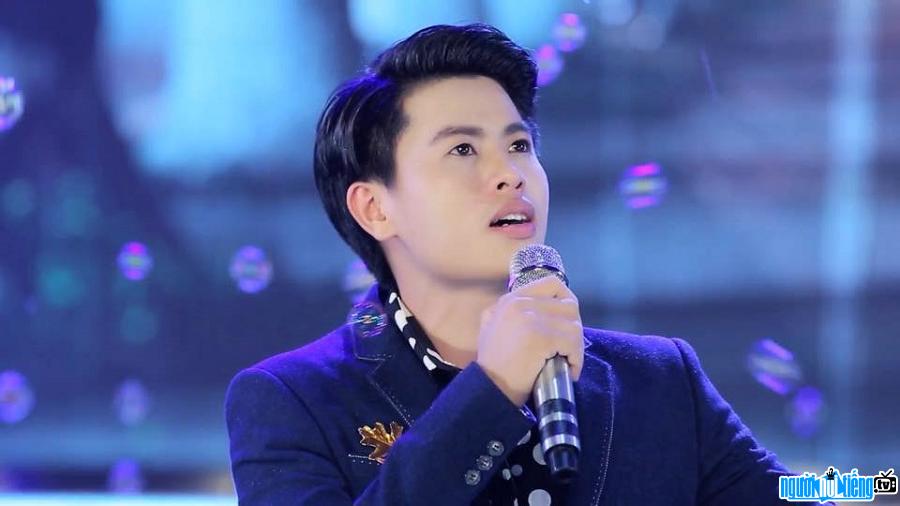  Singer Nguyen Thanh Vien is burning hard on stage