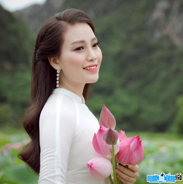 Cận cảnh nhan sắc xinh đẹp của ca sĩ Huyền Trang Sao Mai