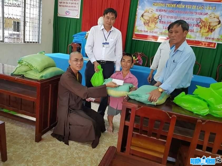  Monk Thich Minh Phuoc gives gifts to people in difficult circumstances