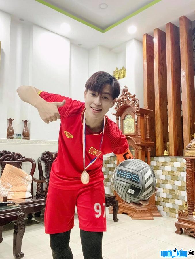 Đặng Quang Minh với niềm đam mê bóng đá