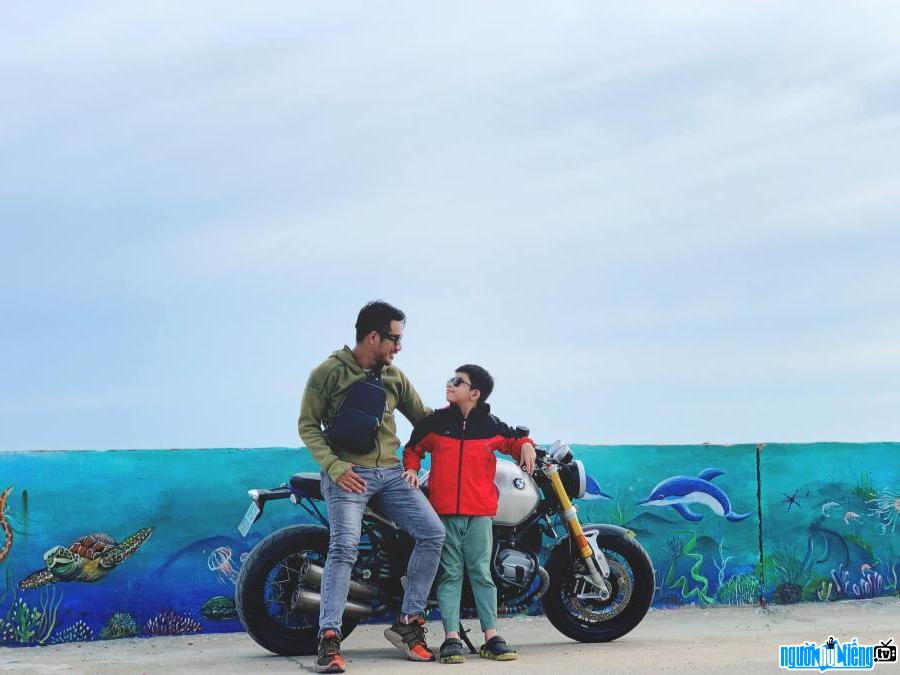  Picture of director Ba Cuong happily with his son