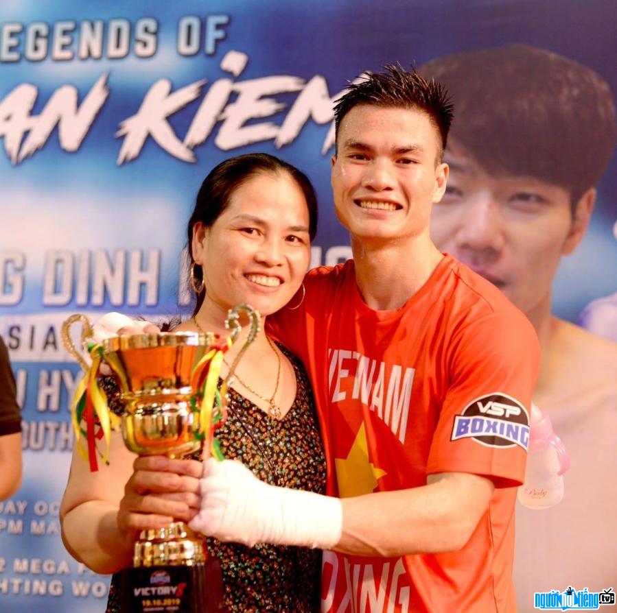 Bức ảnh võ sĩ boxing Nguyễn Văn Đương và mẹ