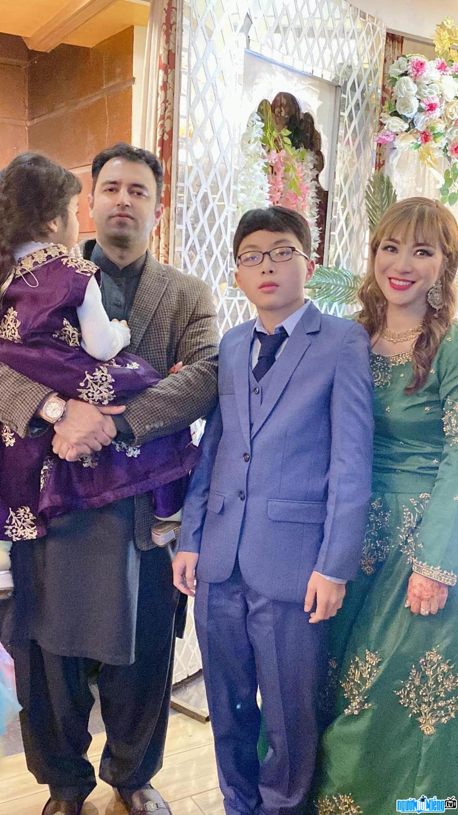 Hình ảnh vợ chồng Trang cùng con trai và con gái