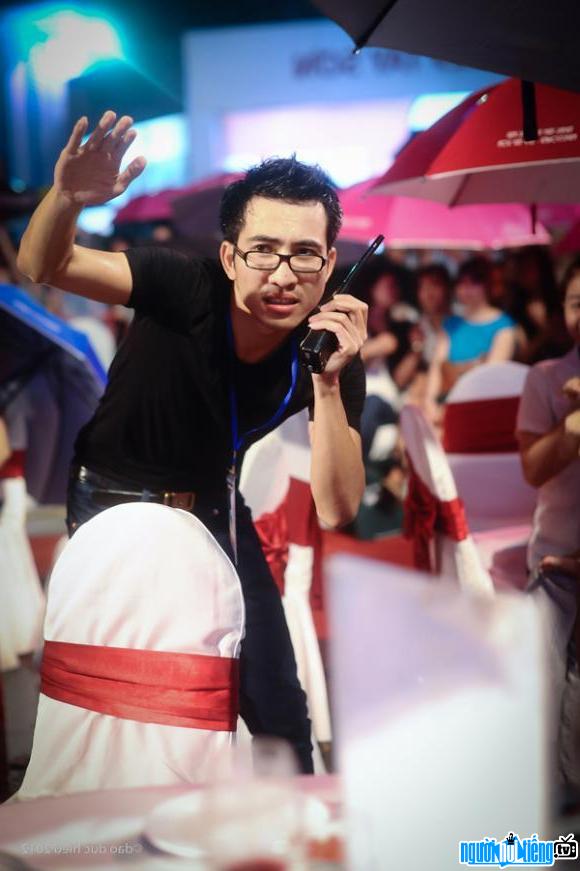  Picture of director Hoang Cong Cuong working on stage