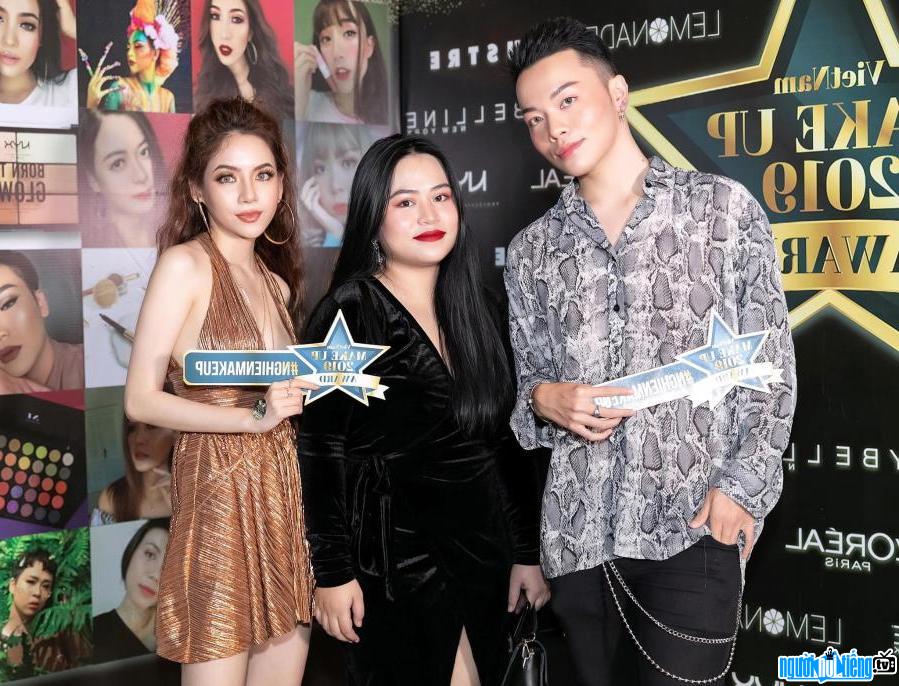  Son Ha and some other famous beauty bloggers
