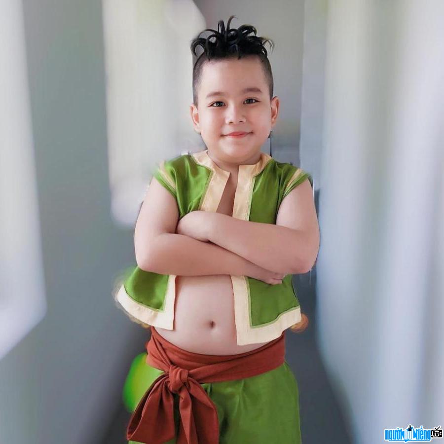 Hình ảnh diễn viên nhí Vương Hoàng Long trong tạo hình Dần béo của phim Trạng Tí Phiêu Lưu Ký