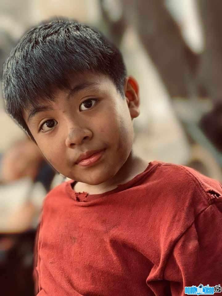  Cute picture of child actor Duy Anh