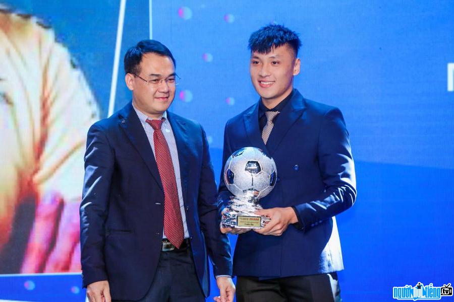 Ảnh thủ môn futsal Hồ Văn Ý nhận giải thưởng