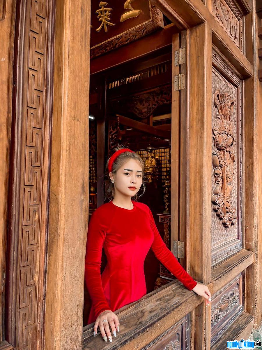 Hồng Huệ xinh đẹp trong tà áo dài truyền thống
