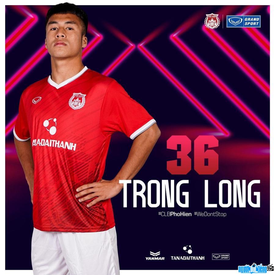  Nguyen Trong Long in the shirt of Pho Hien club