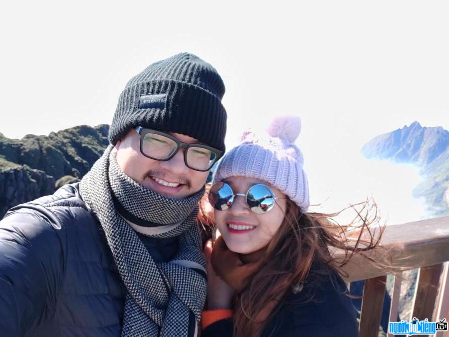 Youtuber Duong De's picture being happy with his wife