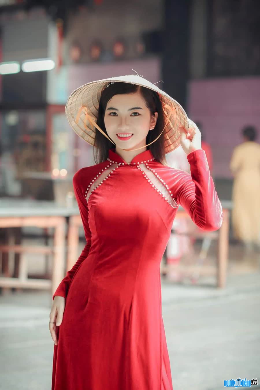 Picture of MC Phuong Hoa is beautiful and gentle with ao dai