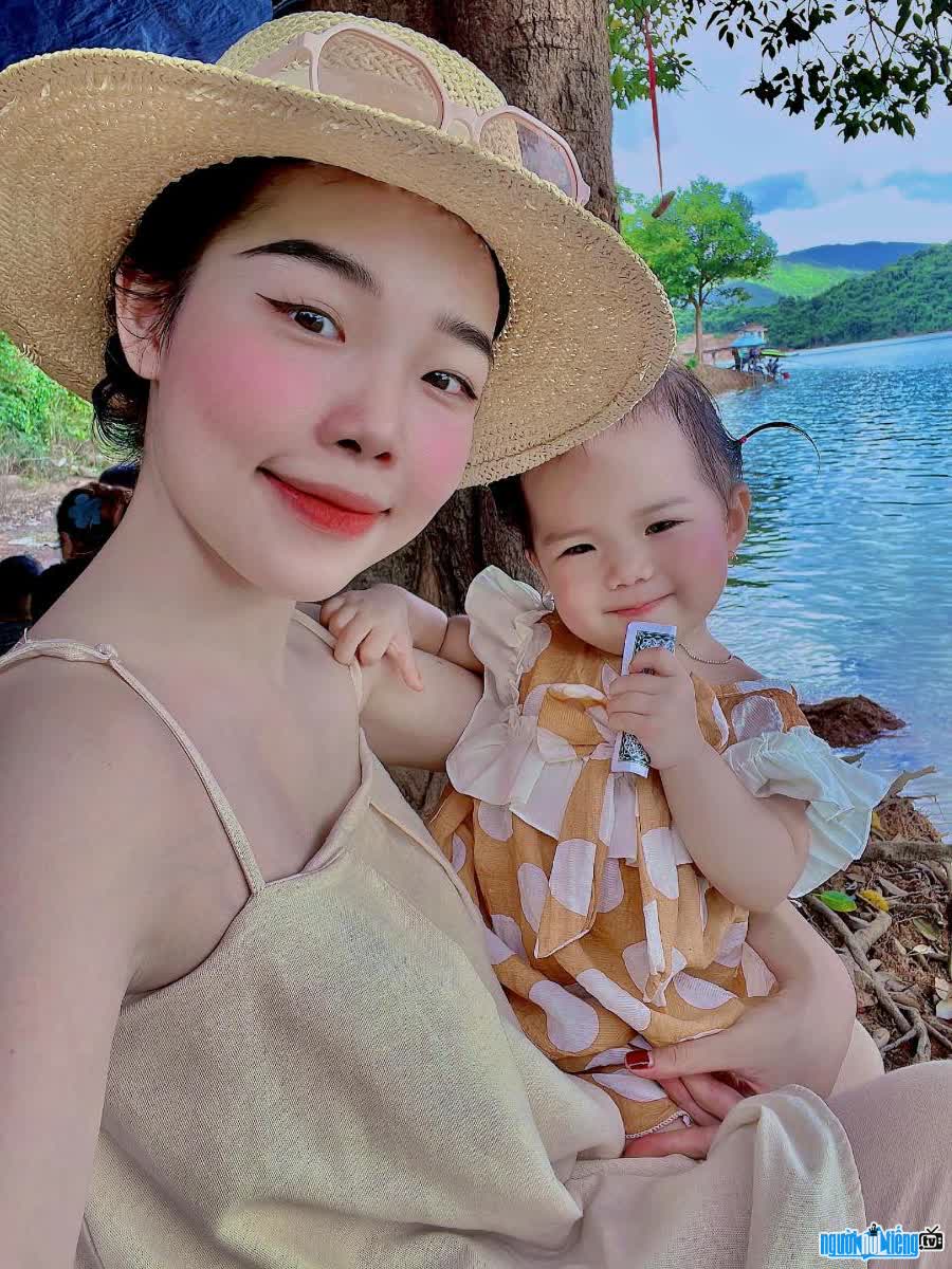 Cute picture of Tuyet Nhung with her little daughter