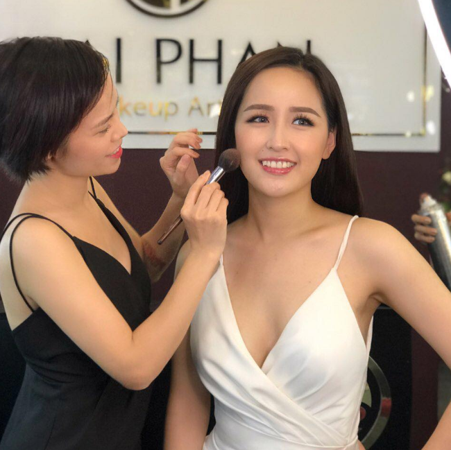Hình ảnh Make-up Artist Mai Phan đang "phù phép" cho hoa hậu Mai Phương Thúy