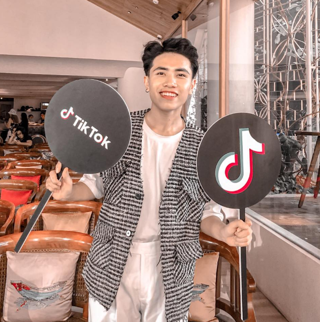 Tik Toker/KOC Hoang Viet is famous for his review videos on TikTok