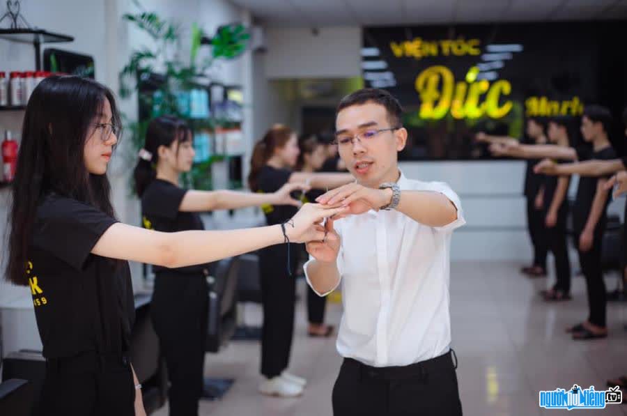 image of Nguyen Xuan Duc training students