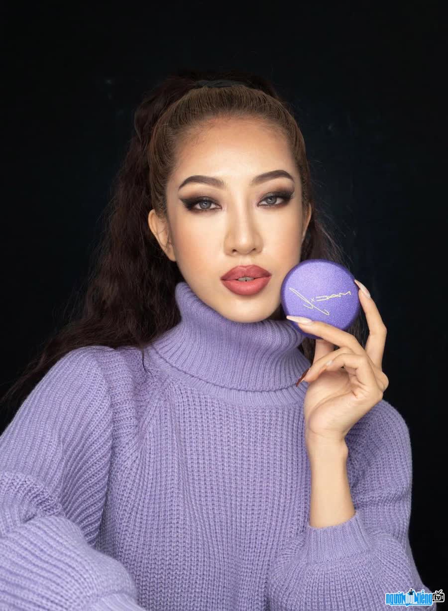 Tiktoker Van Miu from a marketing staff turned to the beauty industry