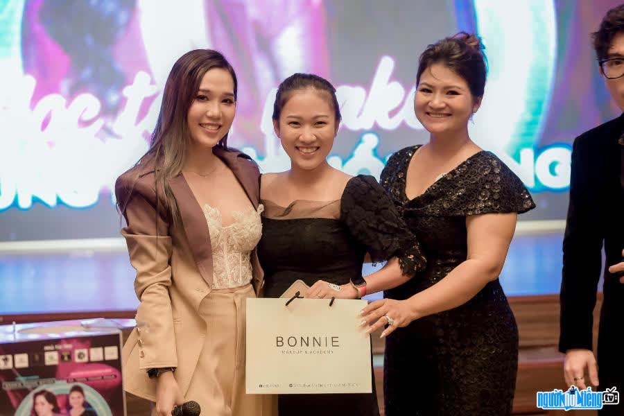 Chuyên gia trang điểm Hoàng Quyên là CEO của Bonnie Makeup