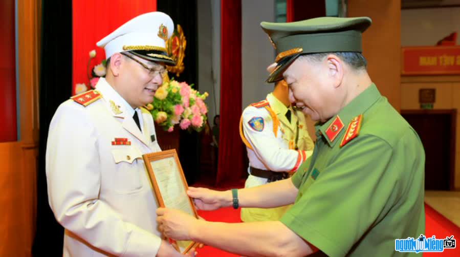 Image of Lieutenant General To An Xo being promoted to the rank of lieutenant general