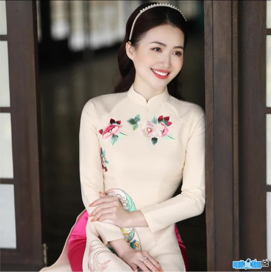 Hình ảnh MC Dương Huyền đẹp dịu dàng với áo dài