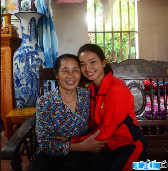 Hình ảnh Vận động viên Nguyễn Thị Oanh bên mẹ mình