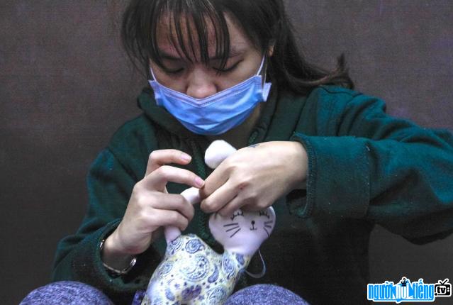 Hình ảnh người khuyết tật làm việc trong cơ sở sản xuất thú nhồi bông của anh Phạm Việt Hoài