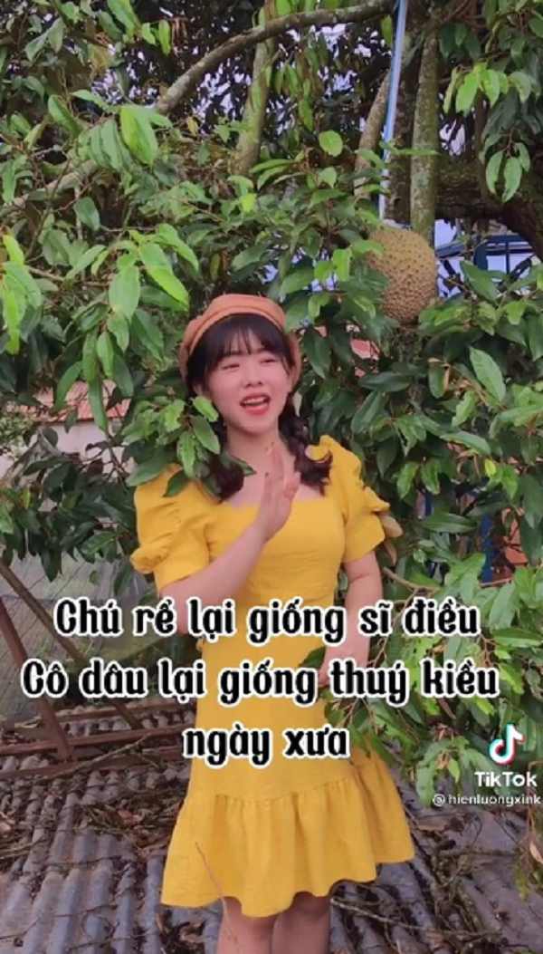 Hình ảnh Tik Toker Hiền Lương trong clip làm MC trên cây sầu riêng