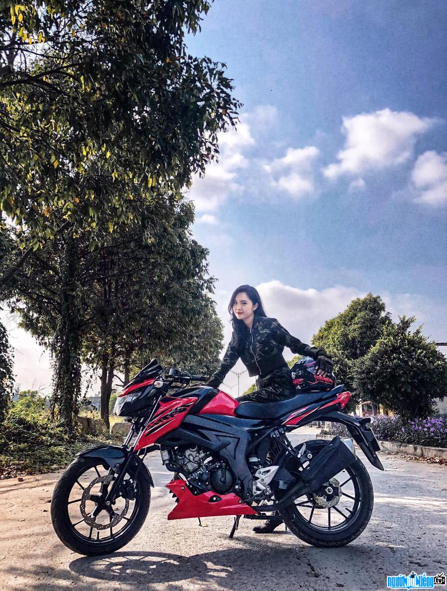 Hình ảnh diễn viên Việt Linh tạo dáng cực ngầu bên xe moto
