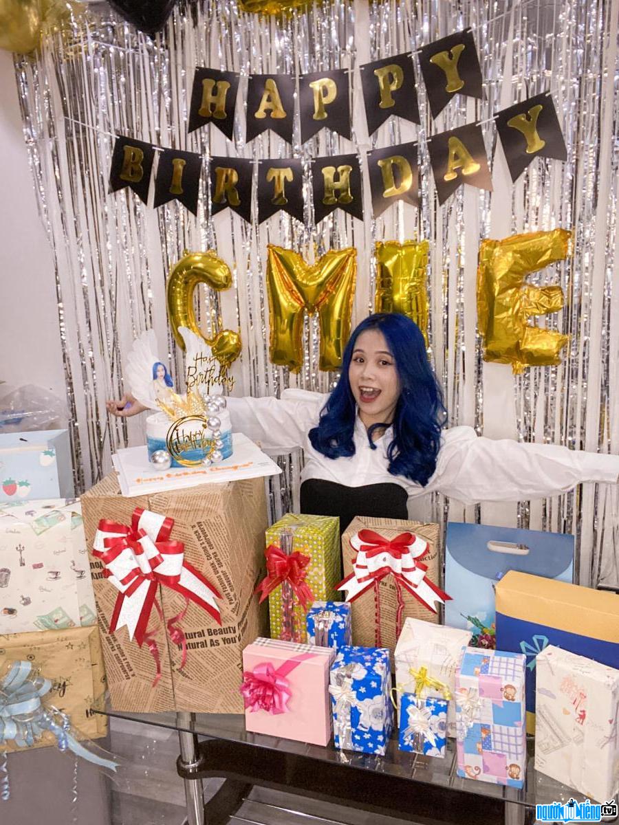 Hình ảnh ca sĩ Changmie hạnh phúc trong dịp sinh nhật
